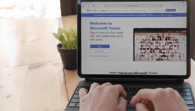 640-chiang-mai-thailand-2021-person-downloading-the-microsoft-teams-social-platform-on-computer